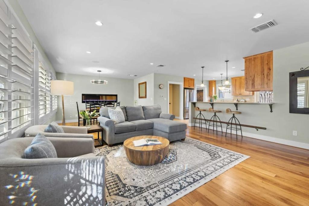 Beautiful Home seconds from Main St, Fredericksburg