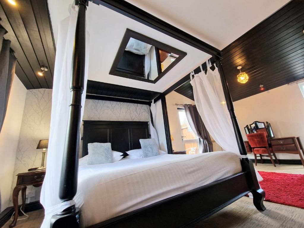 Ochil 9 with Private Hot Tub - Fife - Loch Leven - Lomond Hills - Pet Friendly, Kelty