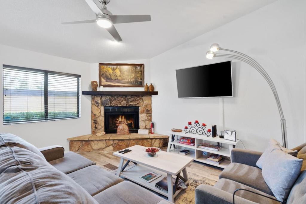 Sedona Airbnb - Sedona Golf, Pool and Hot tub by Bell Rock-Views, Sedona