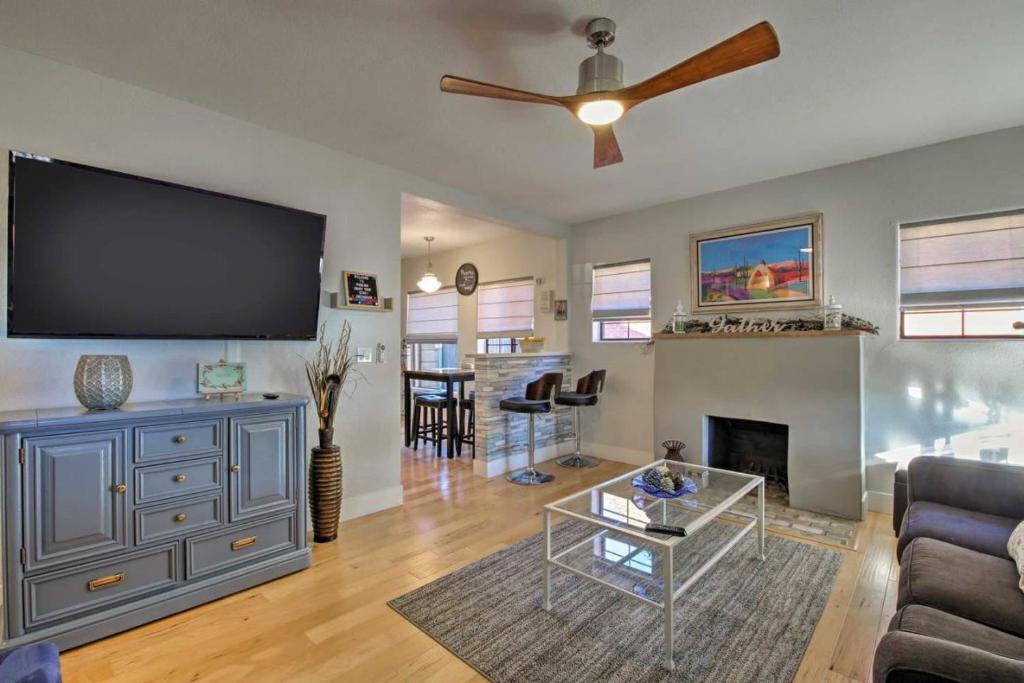 Palm house - Phoenix Home with renovated Pool and String Lights, Phoenix