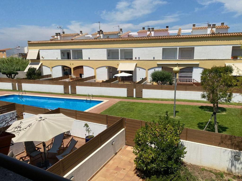 Casa pareada con piscina - 1