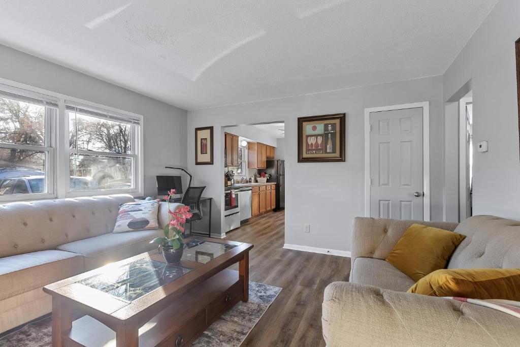 Tranquil 2BR Apartment Mpls - 8073 Apt 2, Minneapolis