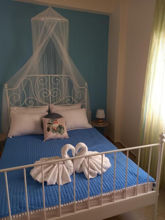 Happy Twins, Heráklion