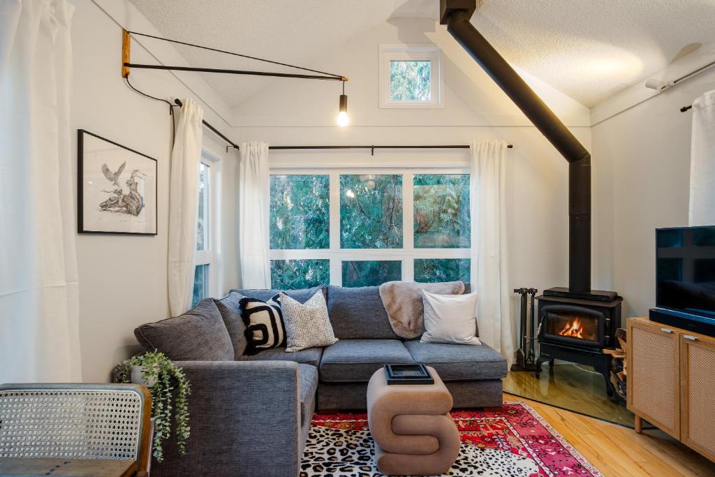 1BR and Loft, Close to Creekside Gondola by Harmony Whistler Vacations, Whistler