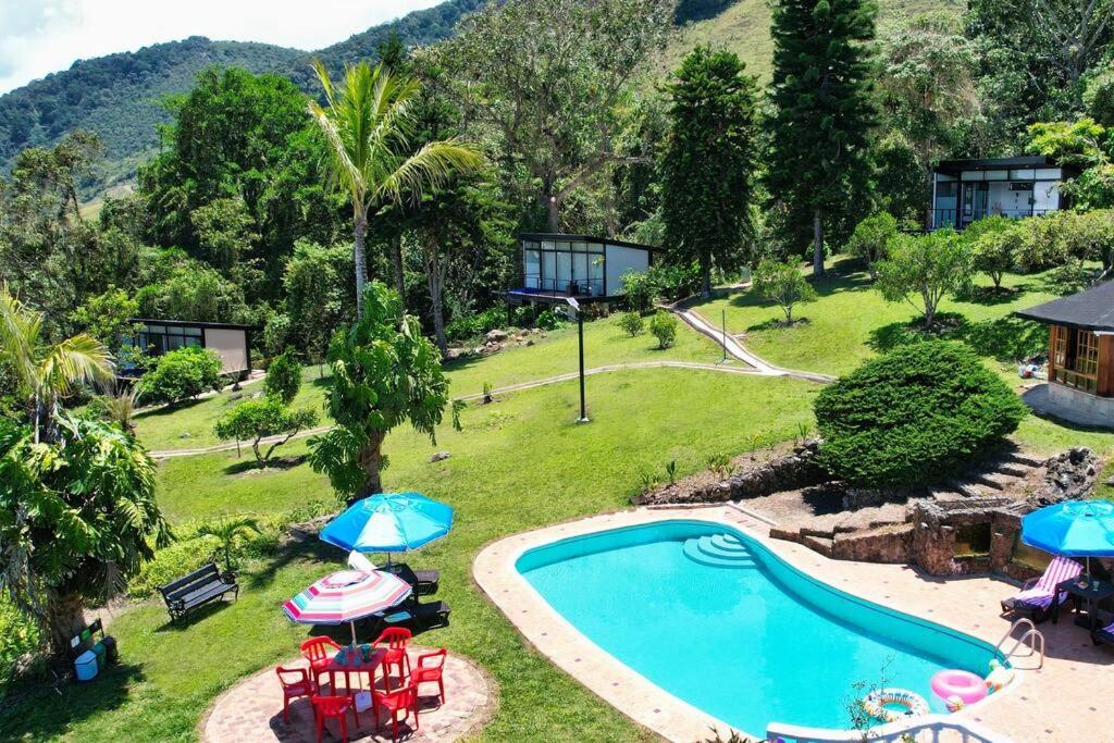 Los de Arriba Hotel Cabaña familiar con piscina en Calima - 3