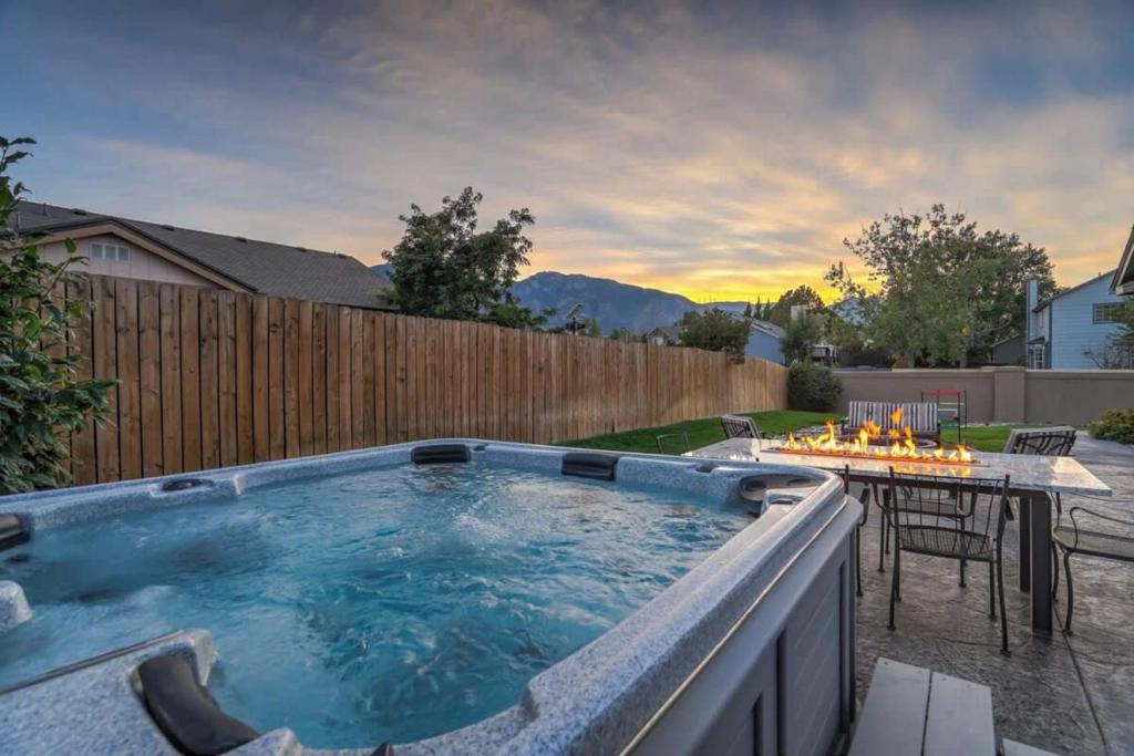 Mountainside View Firepit & Hot Tub, Colorado Springs
