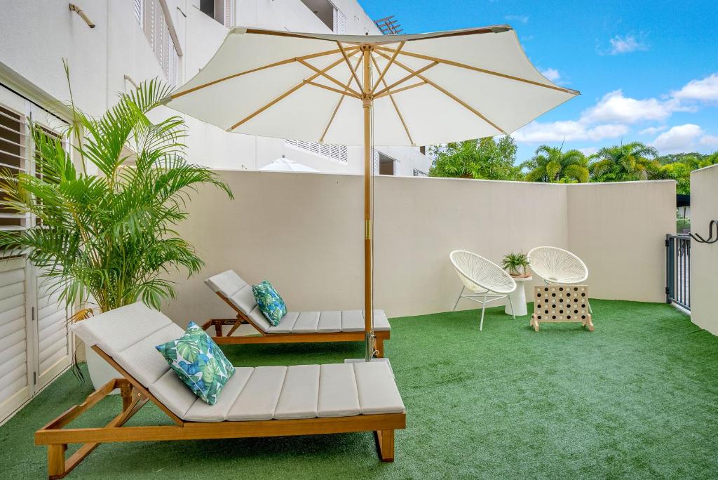 'Serenity at The Edge' A Private Poolside Apartment, Cairns North