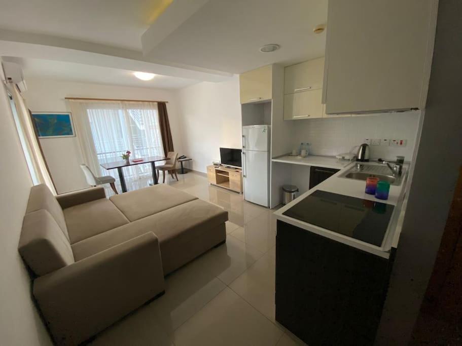 Private Flat in Famagusta Center with Hotel Perks, Famagusta