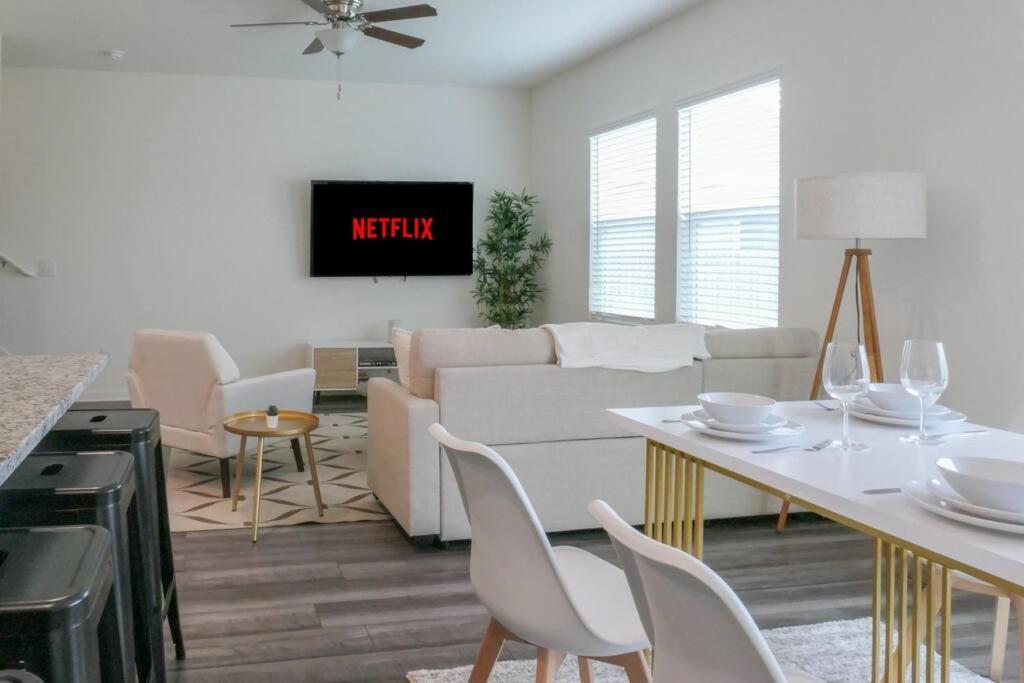 Le Plaza I Resort Pool I BMT, Lackland, Fiesta Siesta, San Antonio