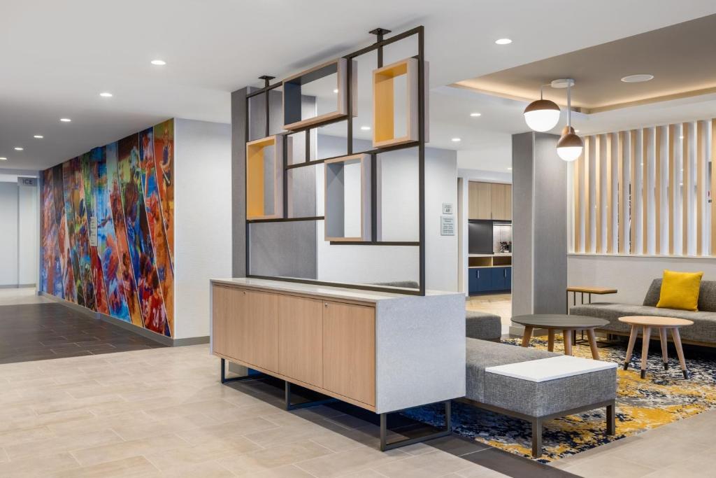 숙소의 실내 수영장 또는 공용 라운지