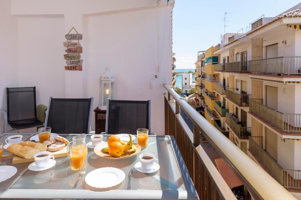 Port Perfection: Your Dream Apartment by the Beach - 1