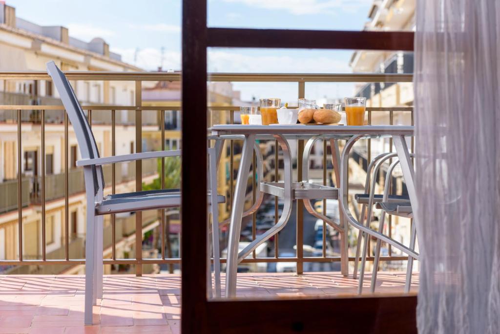 Port Perfection: Your Dream Apartment by the Beach - 2