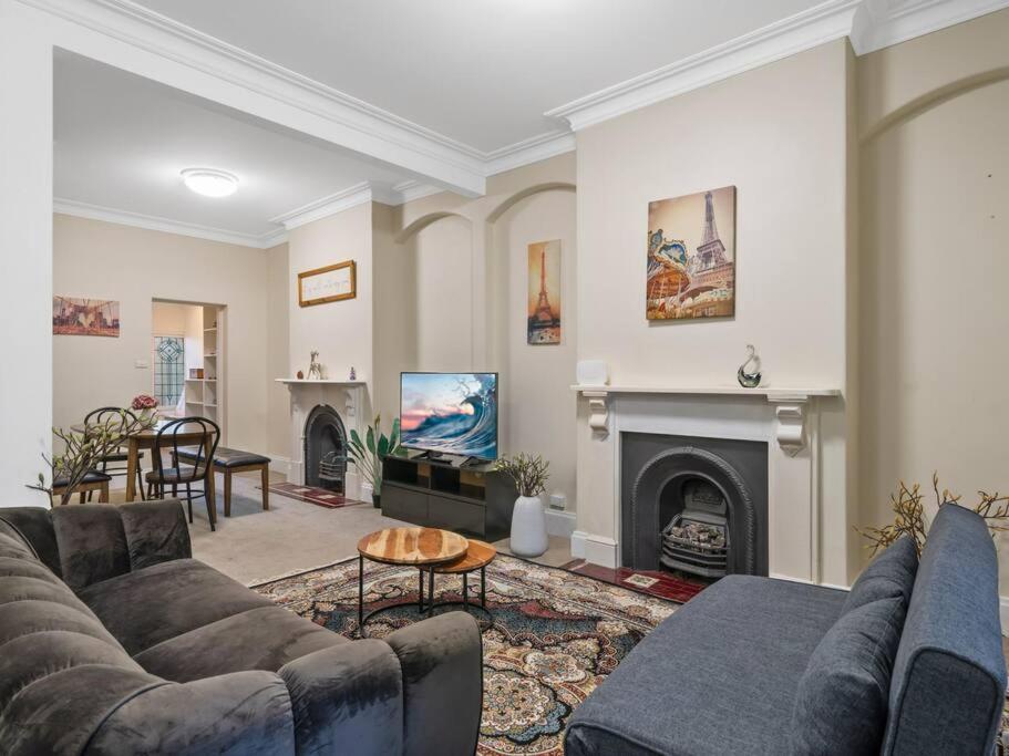 Fancy 4 BR House with Parking - ICC&Darling Harbour-8 mins walk, Sydney