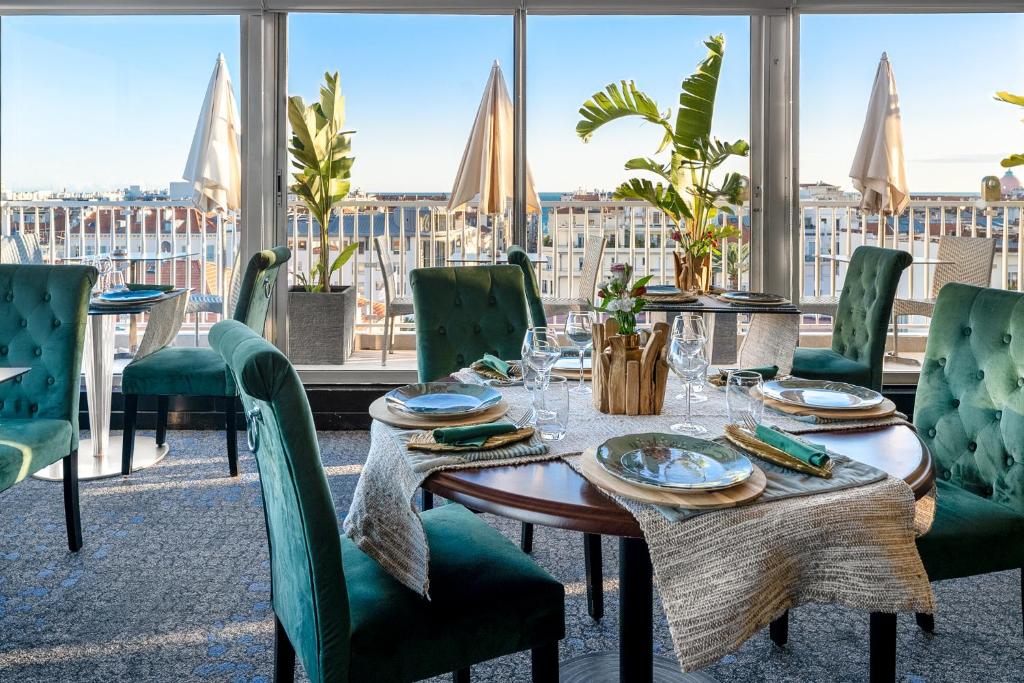 Restaurant, Splendid Hotel And Spa in Nice