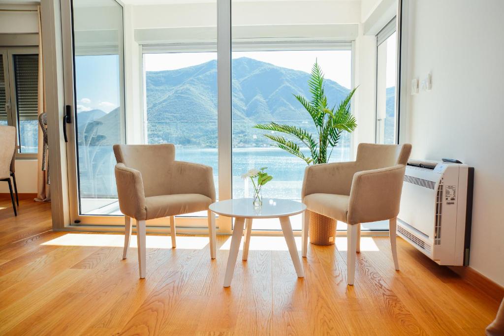 Sea view apartment for 4, Kotor
