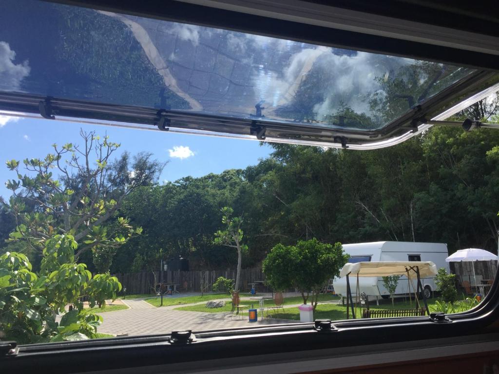 墾丁後壁湖露營車民宿 (Kenting Houbihu Camping Car)