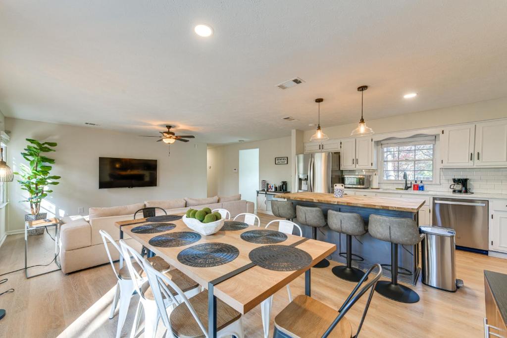 Inviting Columbus Home with Deck 7 Mi to Downtown!, Columbus