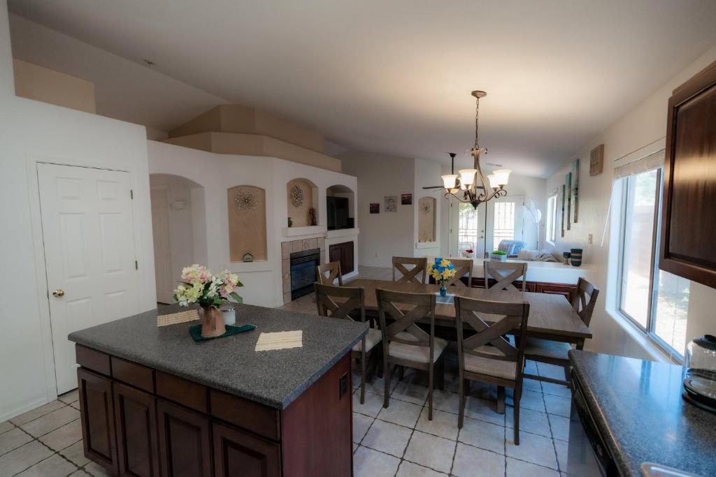 Home with Backyard Access to Catalina State Park and outstanding mountains view!, Oro Valley