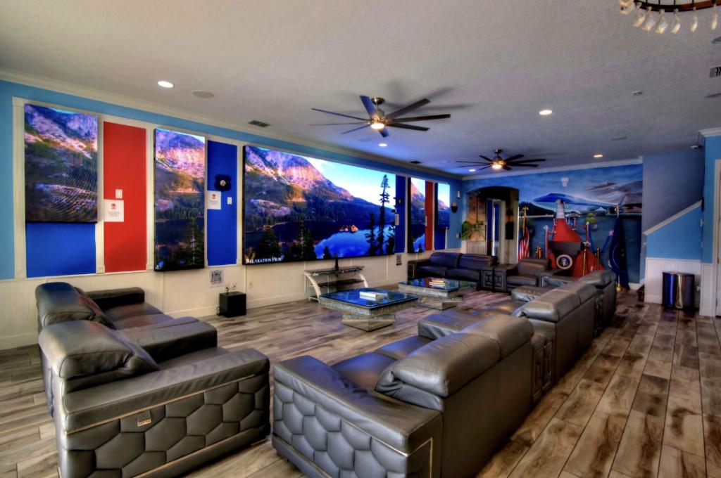 Infinity & Bowling Villa 14BD, Sleep 40 Theater, Games RM, Private Pool & Spa, Davenport