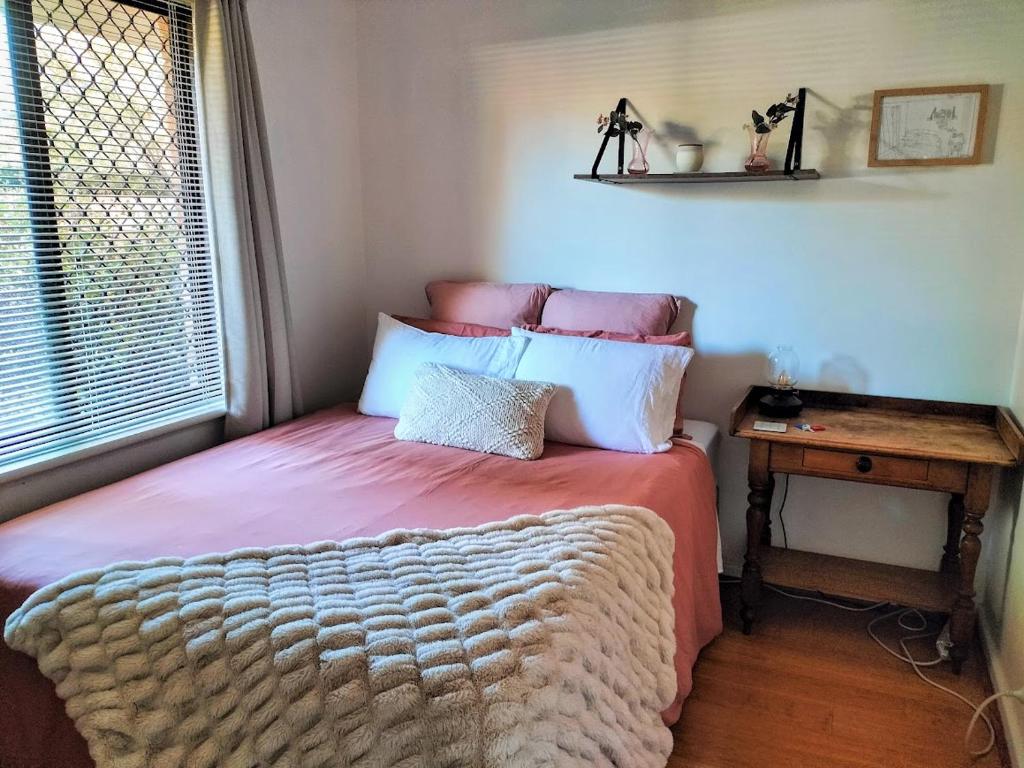 All the comforts by the lake, Perth