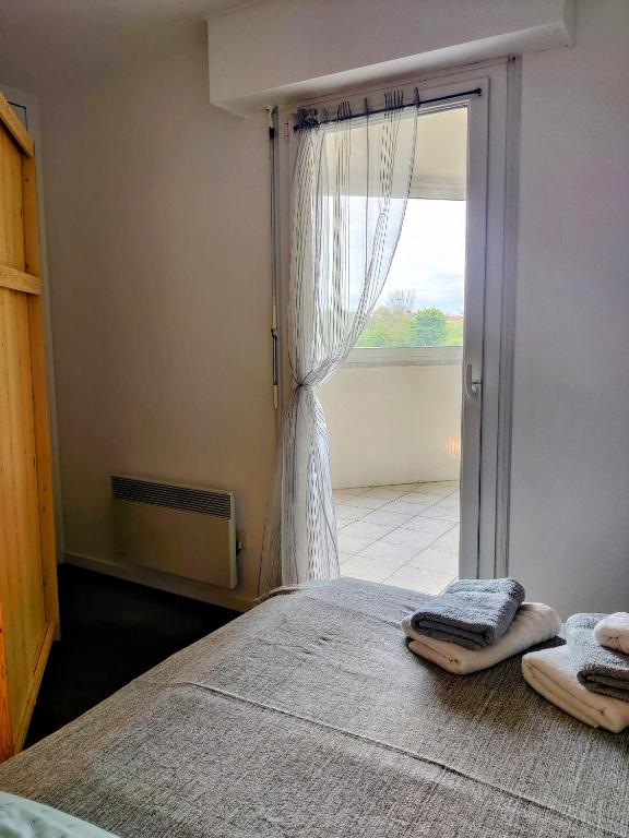Spacieux appartement refait à NEUF - 4 pers - vue sur l'hippodrome - 4