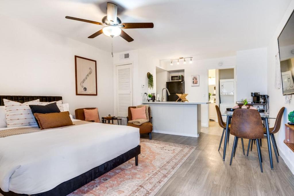 Stylish Studio in Allandale 10 mins to Downtown., Austin