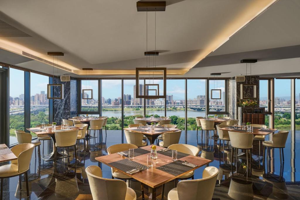 Restaurant, Suz & Catorze Taipei, a Tribute Portfolio Hotel in Taipei