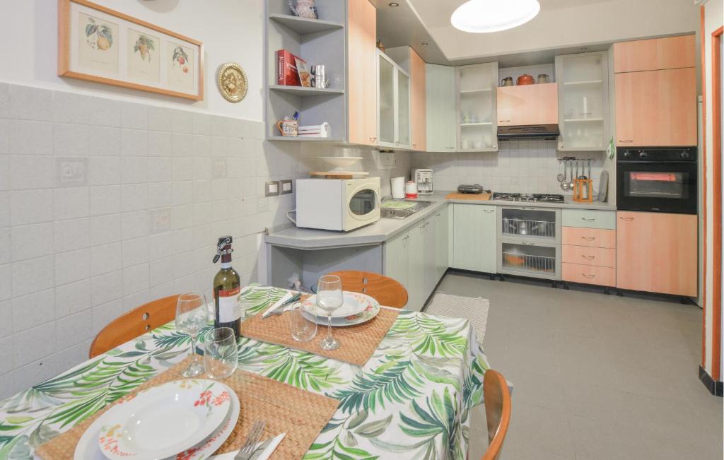 2 Bedroom Stunning Apartment In Genova - 5