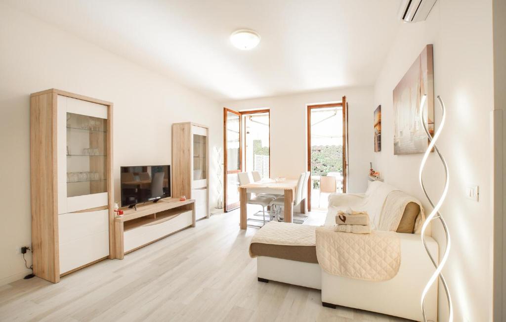 Amazing Apartment In Bardolino - 3