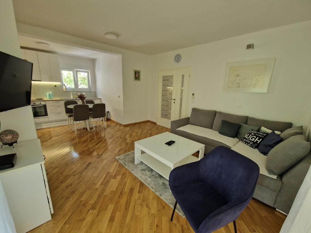 Villa Tamara with garden and river view - free private parking & garage - 2