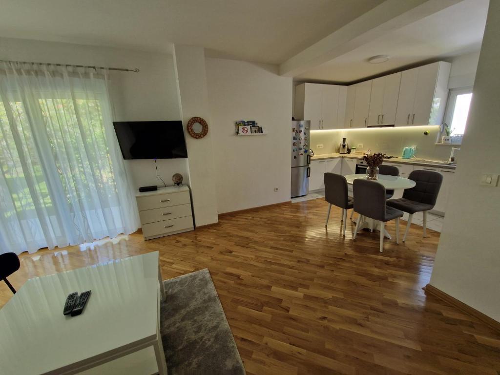 Villa Tamara with garden and river view - free private parking & garage - 4