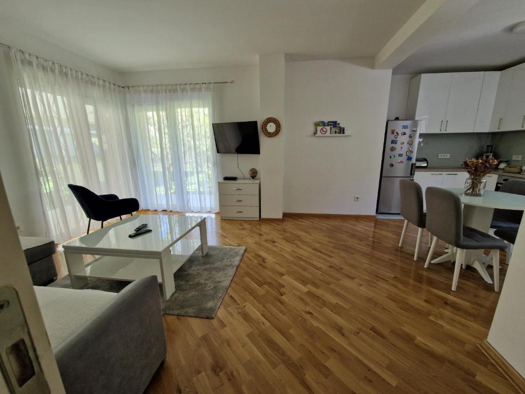 Villa Tamara with garden and river view - free private parking & garage - 5