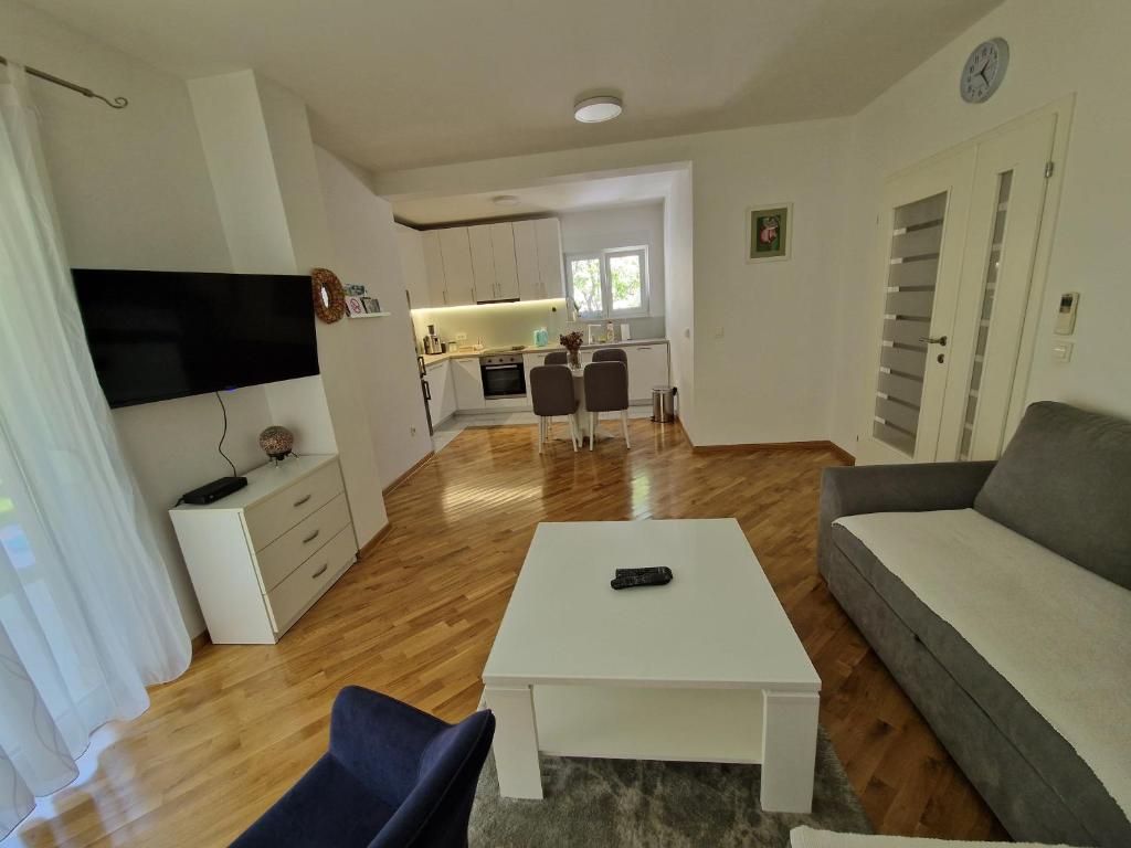 Villa Tamara with garden and river view - free private parking & garage - 3