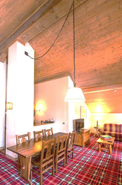 Arc 1950, Hameau du Glacier, Dernier étage , 63m2 , 5m de hauteur sous plafond dans le séjour, Cheminée, Balcon Sud, Piscine, ski aux pieds - 2