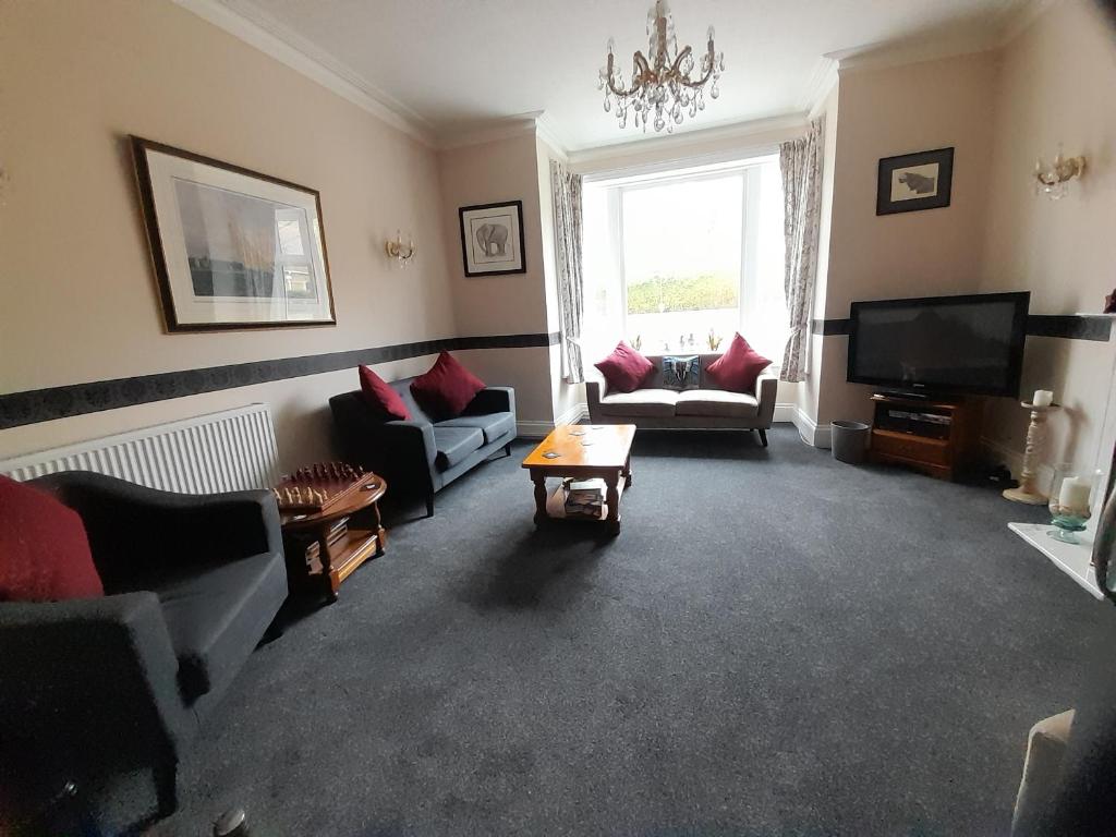 Shared lounge/TV area