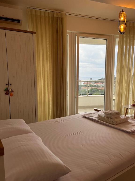 Apartment Shell, Sutomore