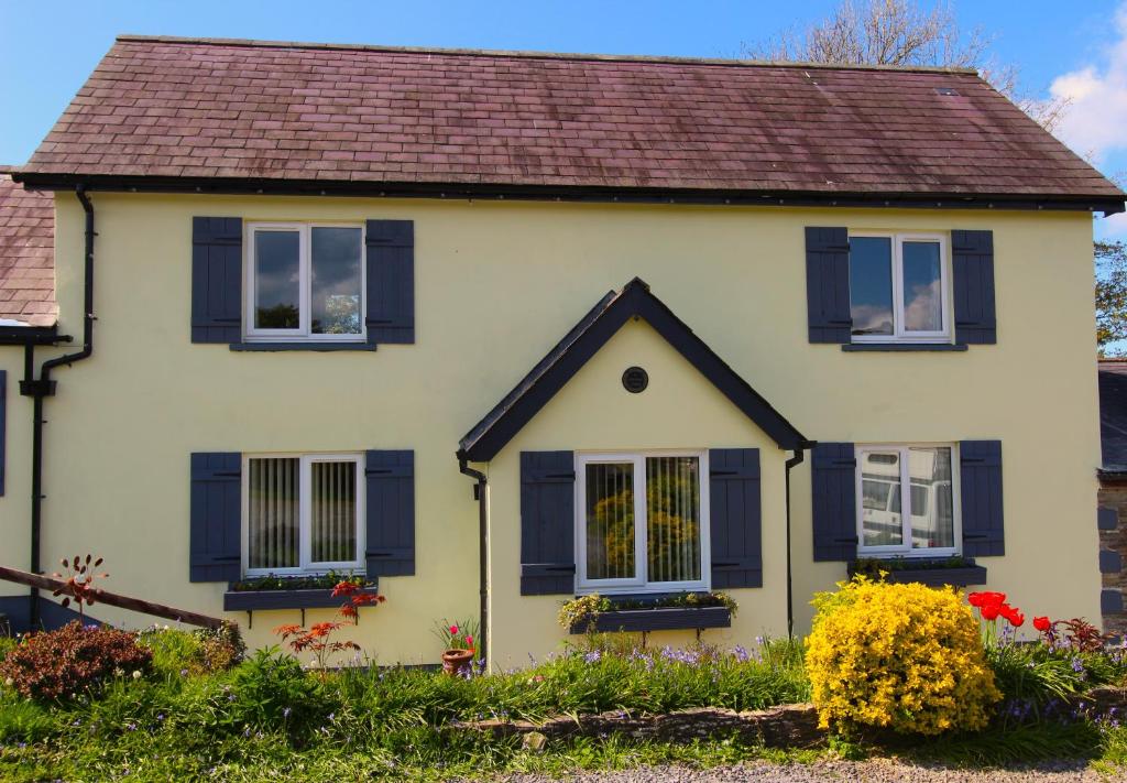 Blaencwm Cottages, Blaenffos photo 5