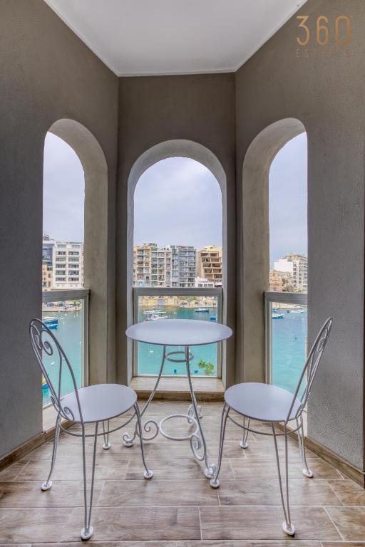 One of a kind, 1BR seafront home in St Julians by 360 Estates, Saint Julianʼs