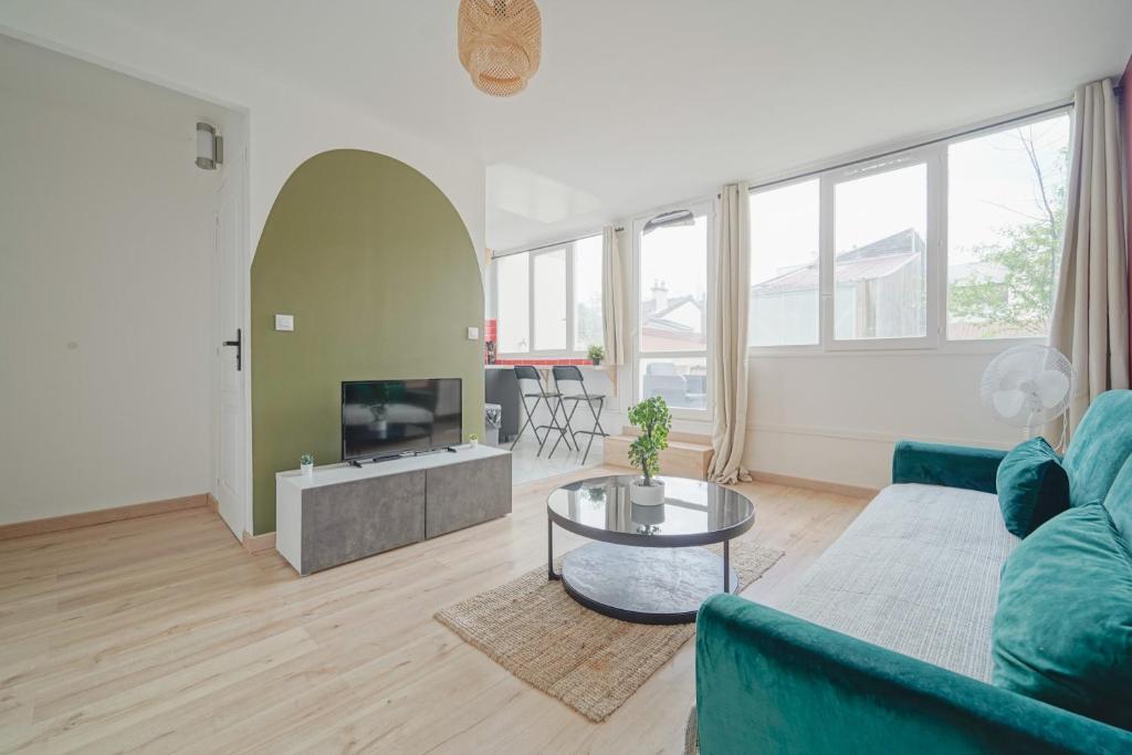 Complete 1BR with balcony only 5 min. on foot to metro by Doorman, Saint-Ouen