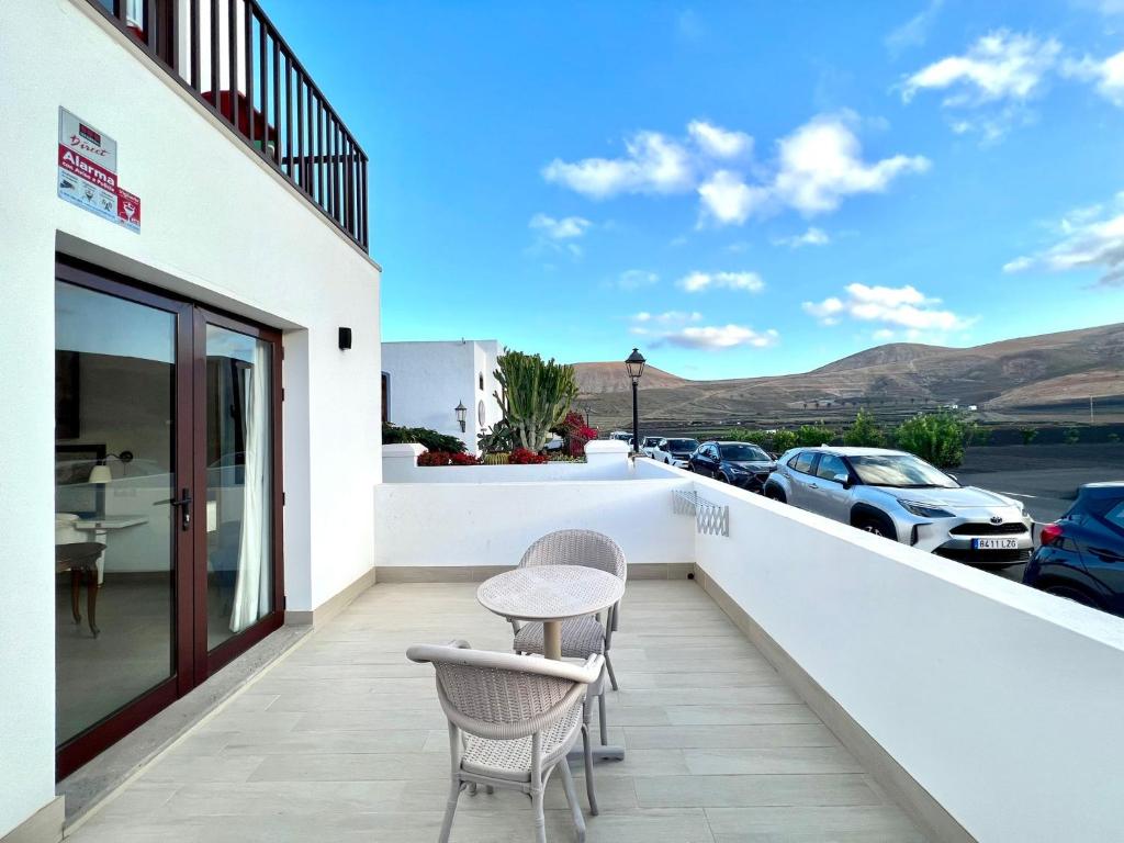 Room with breakfast included, balcony, WiFi, pool in Yaiza, Yaiza