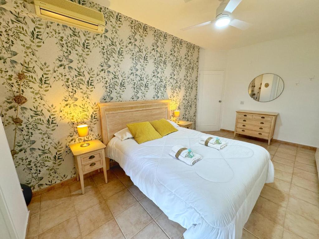 797 Holiday Rentals- Precioso piso con vistas al jardin en Benalbeach - 1