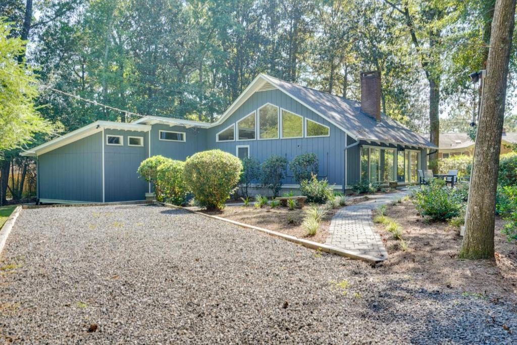 Cozy Abode with Yard about 1 Mi to Dtwn Summerville, Summerville