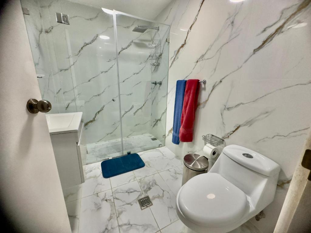 Apartamento Único en Caracas 3 habitaciones, 3 baños, terrazas, hamaca, estacionamiento, smartv, wifi y una decoración brutal estilo Art Déco - Moderno - 3