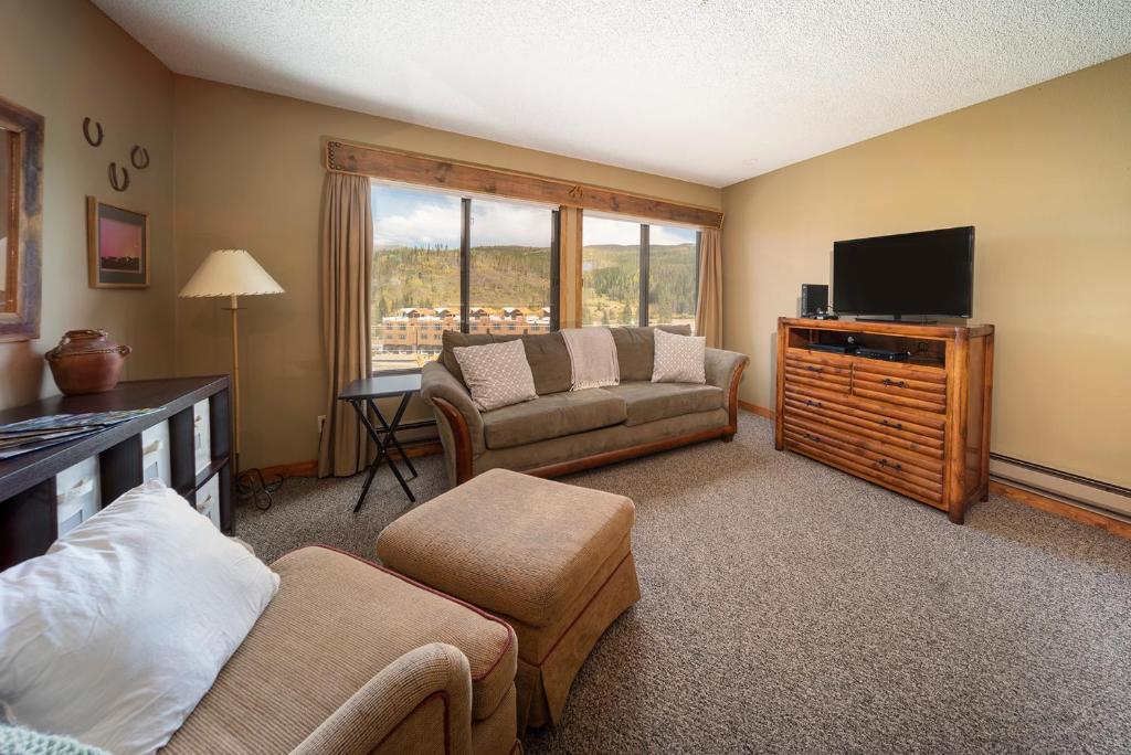 Snowblaze Condos Building E unit 310 by Stay Winter Park, Winter Park