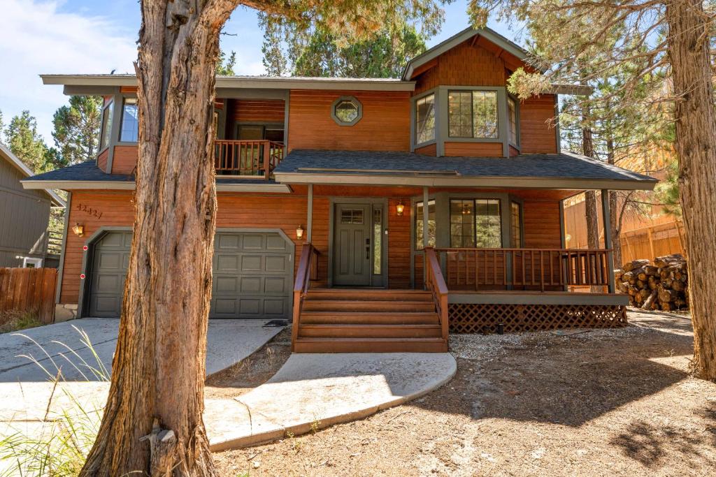 Bigfoot's Hideout - Warm and welcoming, minutes to grocery, boutiques, and entertainment!, Big Bear Lake