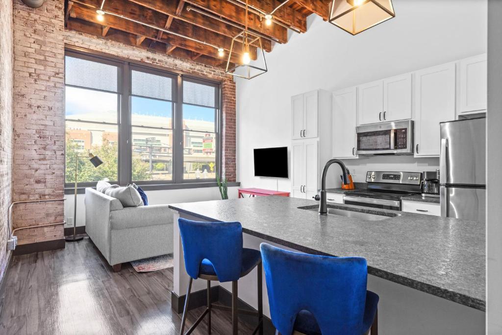 Spacious Riverfront Loft, Steps to Gateway Arch & Dining, 201, Saint Louis