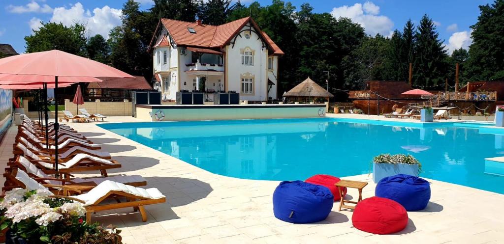 Palatul Brukenthal Avrig의 웅장한 정원