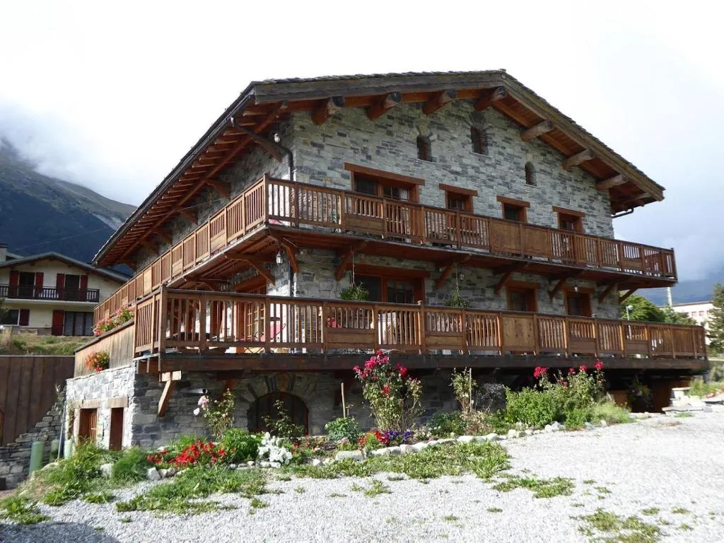 Chalet Les Liouès，位于Sollières-Sardières的酒店
