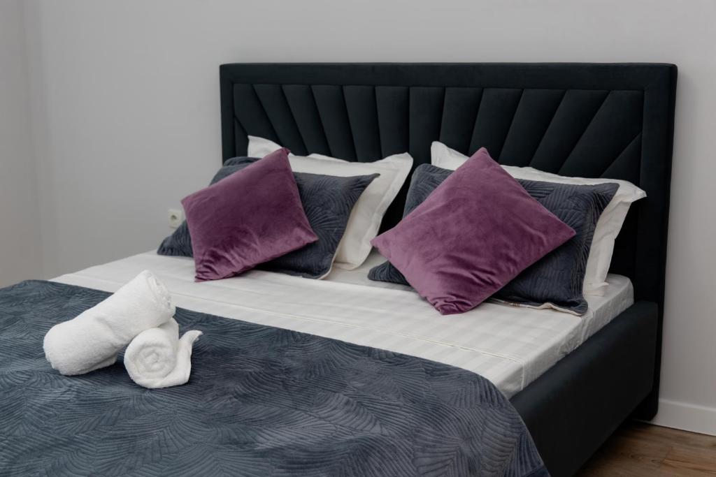 2 комнатная с видом на горы, возле ТРЦ МЕГА, Almaty