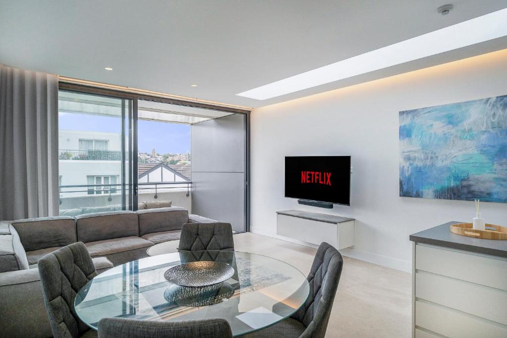 Inviting 2BR Unit with Parking near Coogee Beach, Sydney